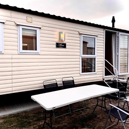 Impeccable 4-Bed Caravan In Clacton-On-Sea Exterior photo