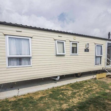 Impeccable 4-Bed Caravan In Clacton-On-Sea Exterior photo