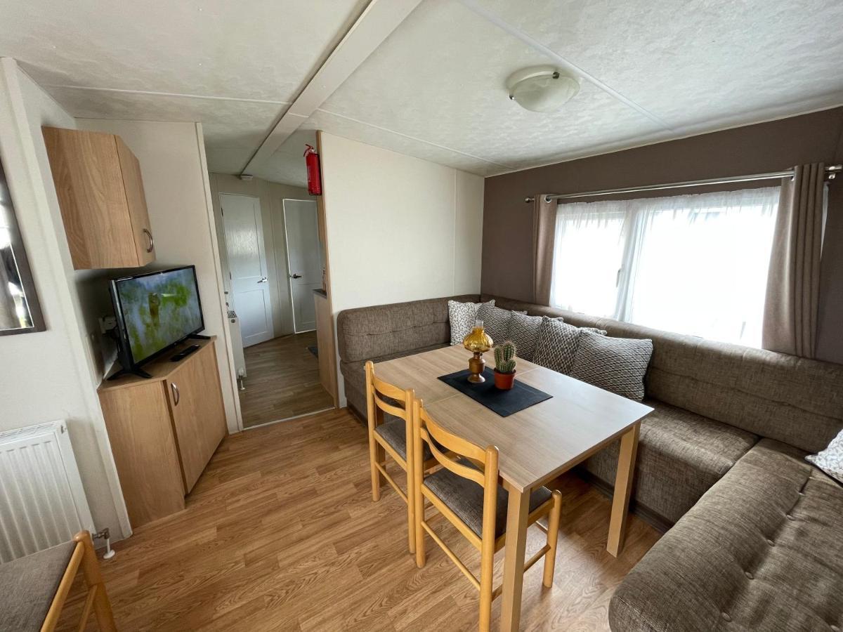 Impeccable 4-Bed Caravan In Clacton-On-Sea Exterior photo