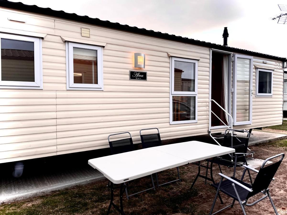 Impeccable 4-Bed Caravan In Clacton-On-Sea Exterior photo