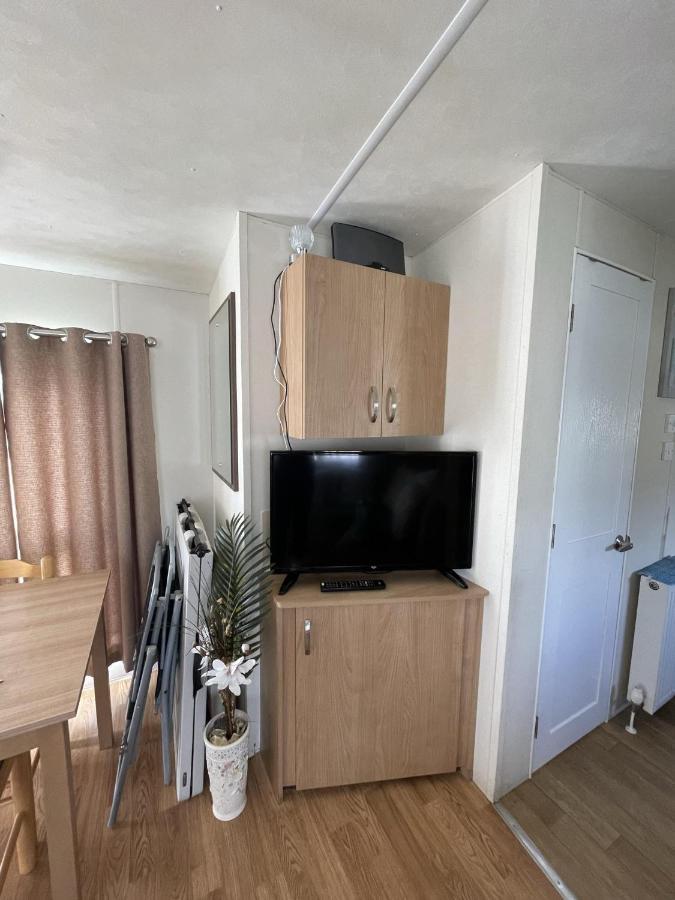 Impeccable 4-Bed Caravan In Clacton-On-Sea Exterior photo