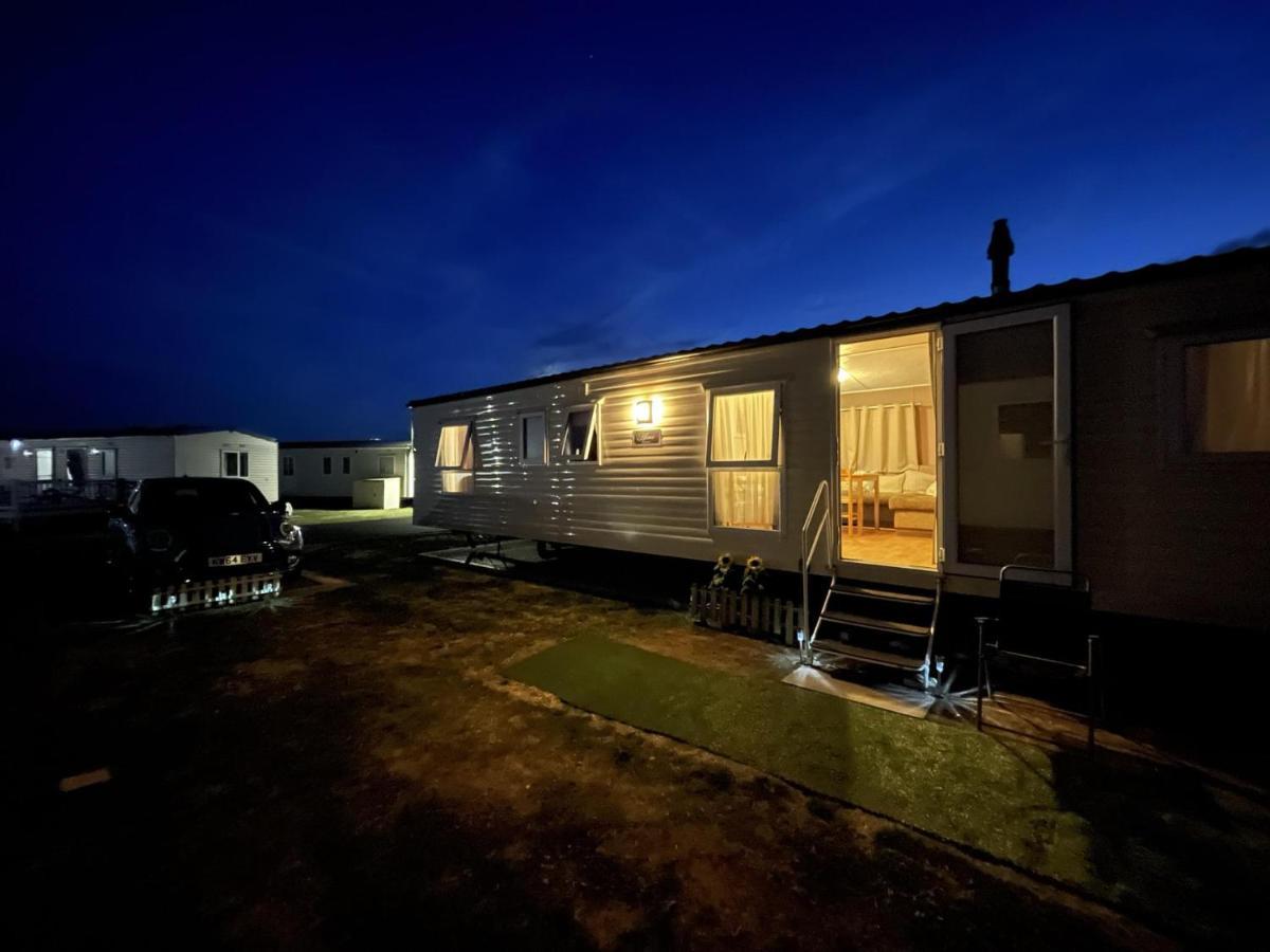 Impeccable 4-Bed Caravan In Clacton-On-Sea Exterior photo