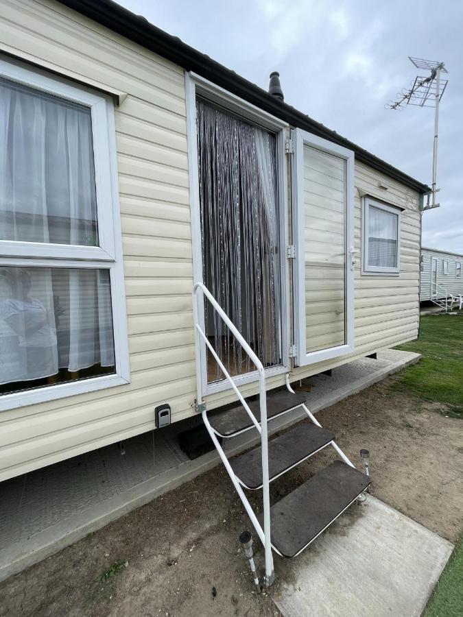 Impeccable 4-Bed Caravan In Clacton-On-Sea Exterior photo