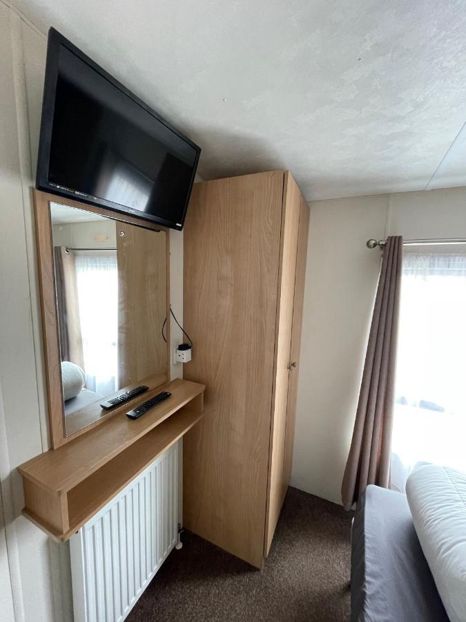 Impeccable 4-Bed Caravan In Clacton-On-Sea Exterior photo