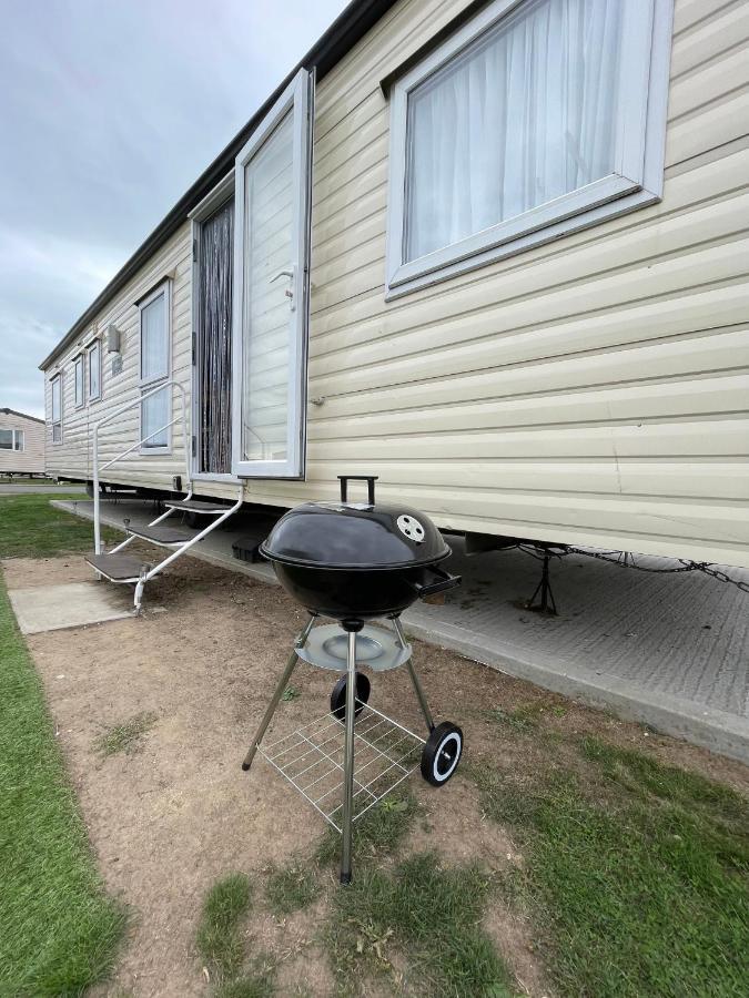 Impeccable 4-Bed Caravan In Clacton-On-Sea Exterior photo