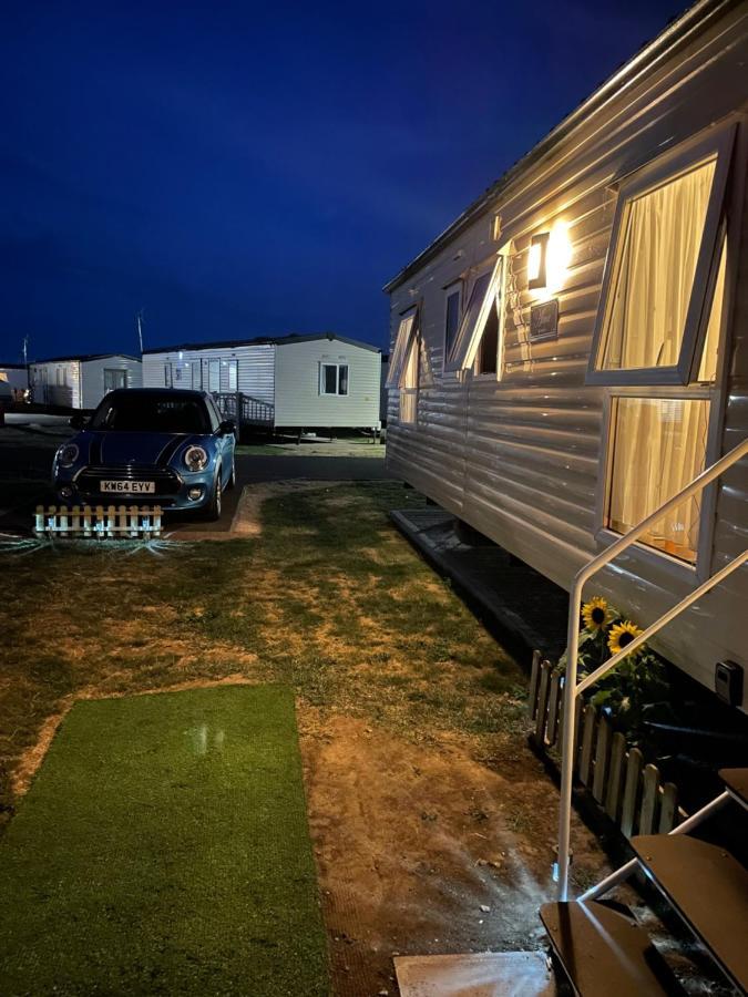 Impeccable 4-Bed Caravan In Clacton-On-Sea Exterior photo