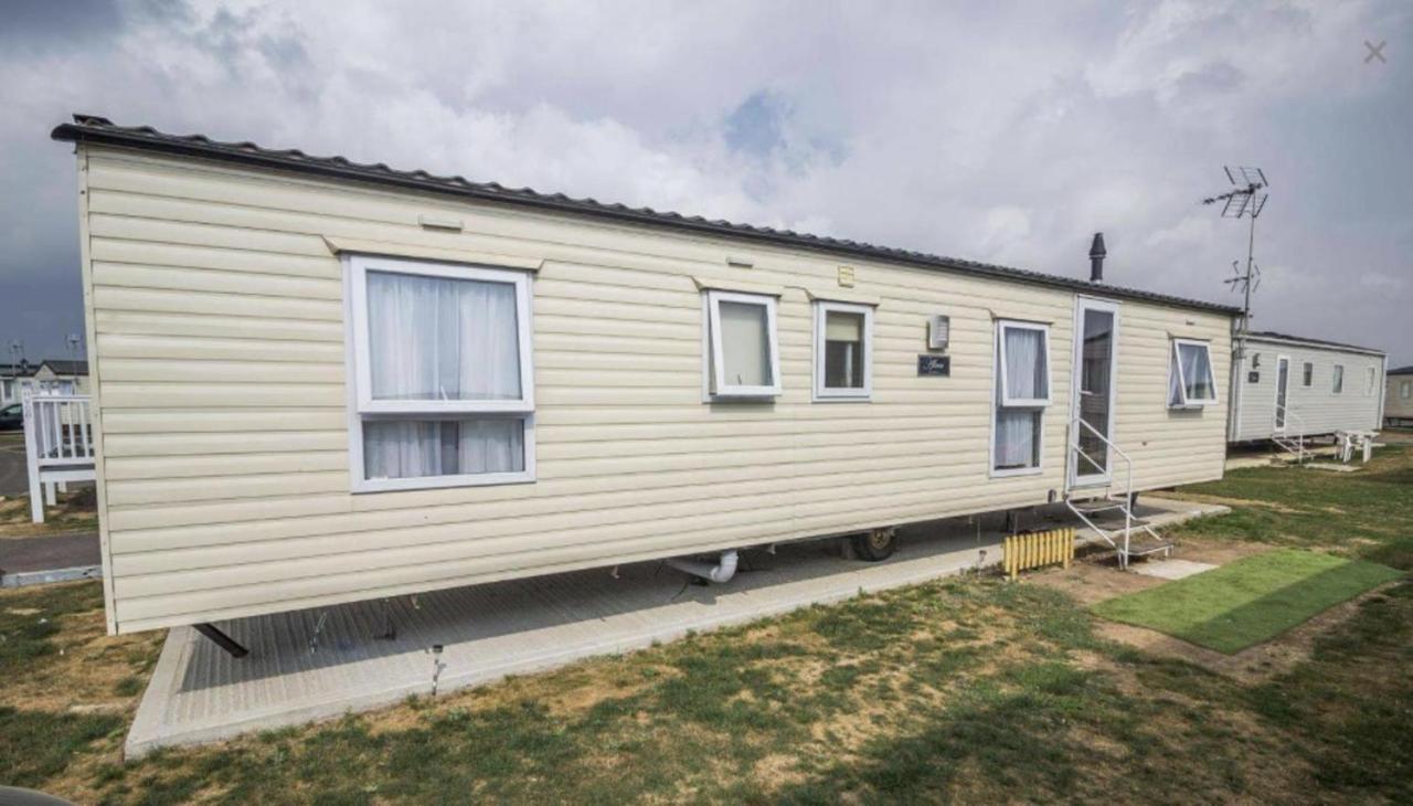 Impeccable 4-Bed Caravan In Clacton-On-Sea Exterior photo